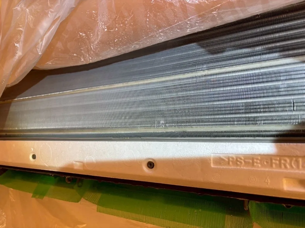 清掃後の壁掛形熱交換器フィン。フィン表面の汚れが落ちている