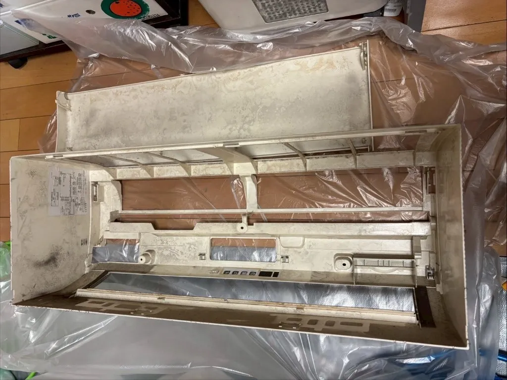 壁掛形室内機の清掃前。熱交換器フィンに汚れが付着している
