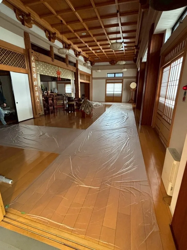 客間まわりの床・調度をビニールで養生し、天井カセット形の洗浄準備をした様子
